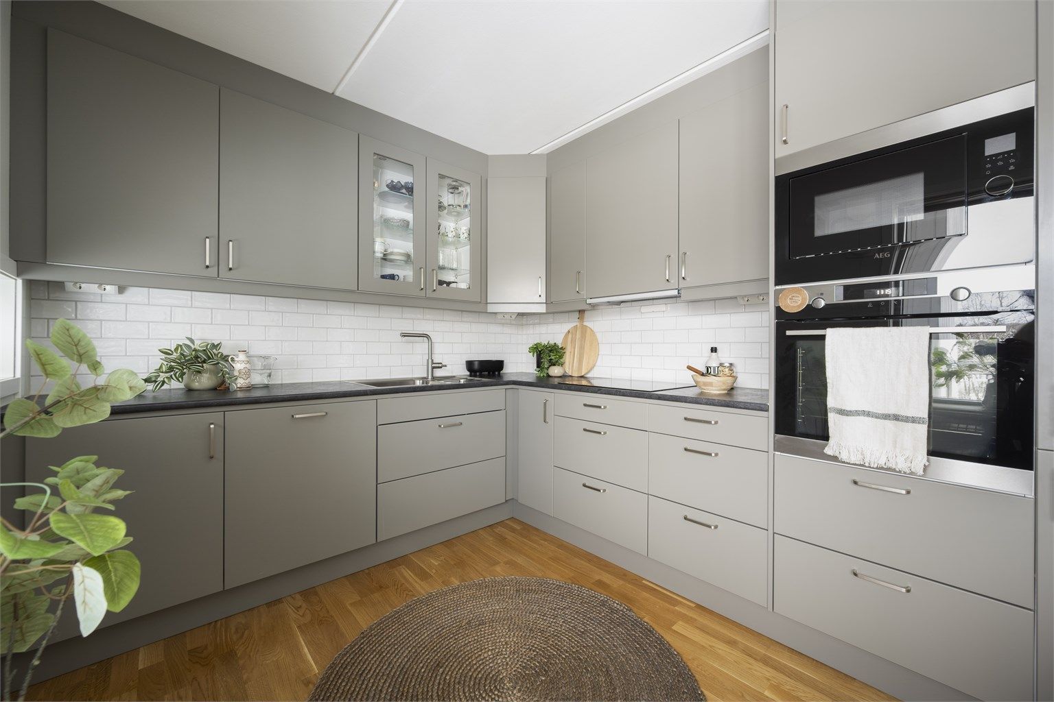 Stilig kjøkkeninnredning fra Sentrum Bygg som var ny i 2020, med integrerte hvitevarer. Foto: Martine Eren Jacobsen.