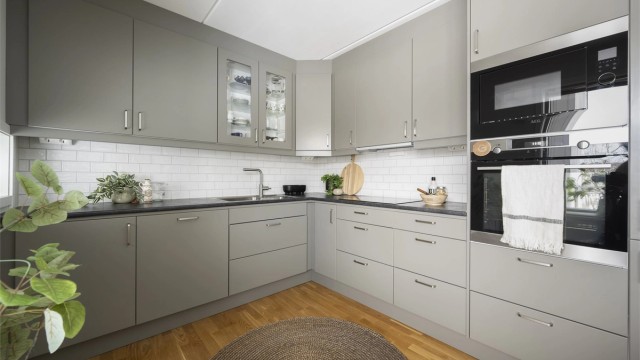 Stilig kjøkkeninnredning fra Sentrum Bygg som var ny i 2020, med integrerte hvitevarer. Foto: Martine Eren Jacobsen.