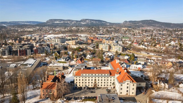 Området byr på nærhet til flere sportsfasiliteter, som fotballbaner og treningssentre.