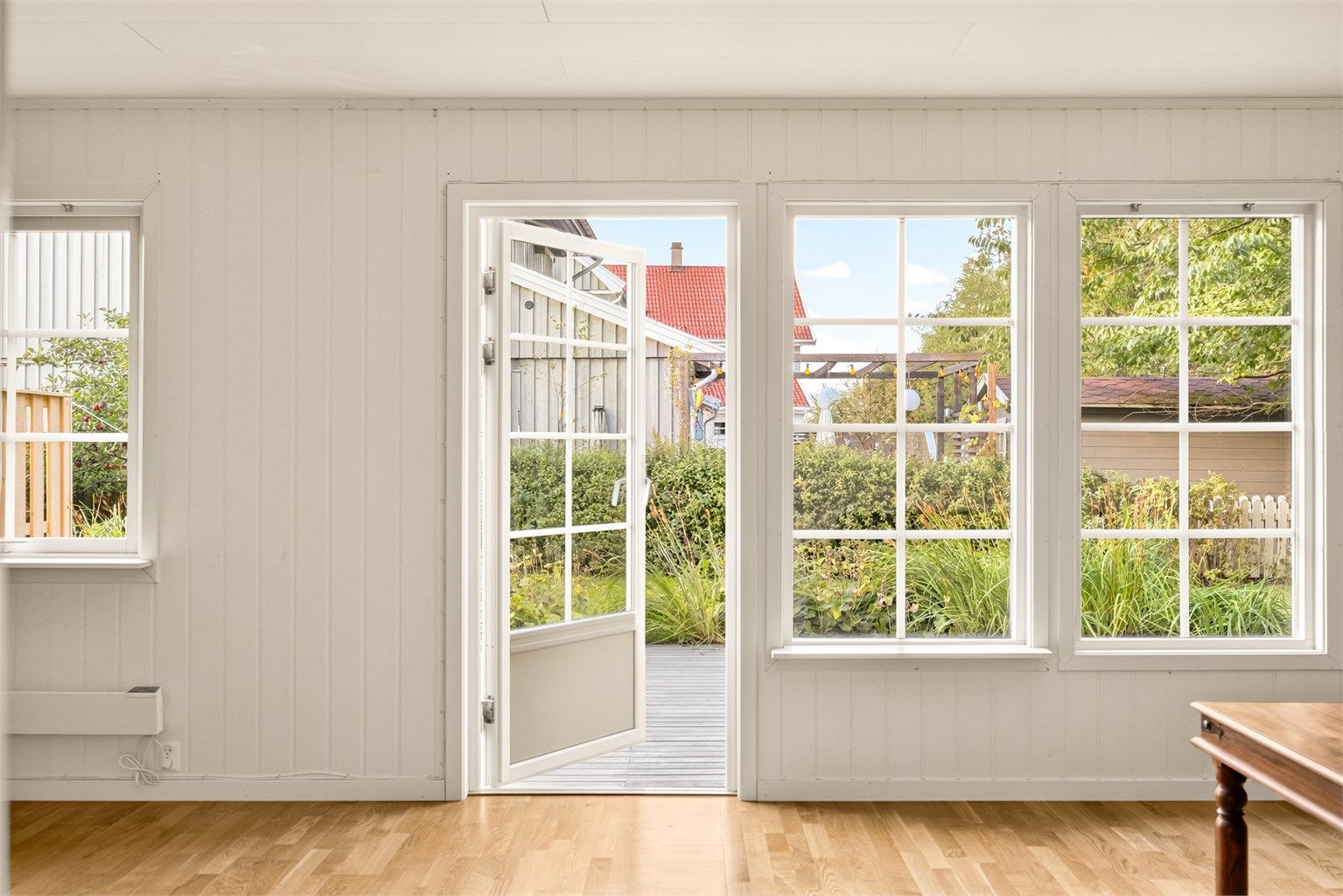 Direkte utgang til en 30 m² stor markterrasse og hagen.