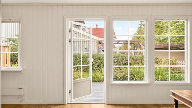 Direkte utgang til en 30 m² stor markterrasse og hagen.