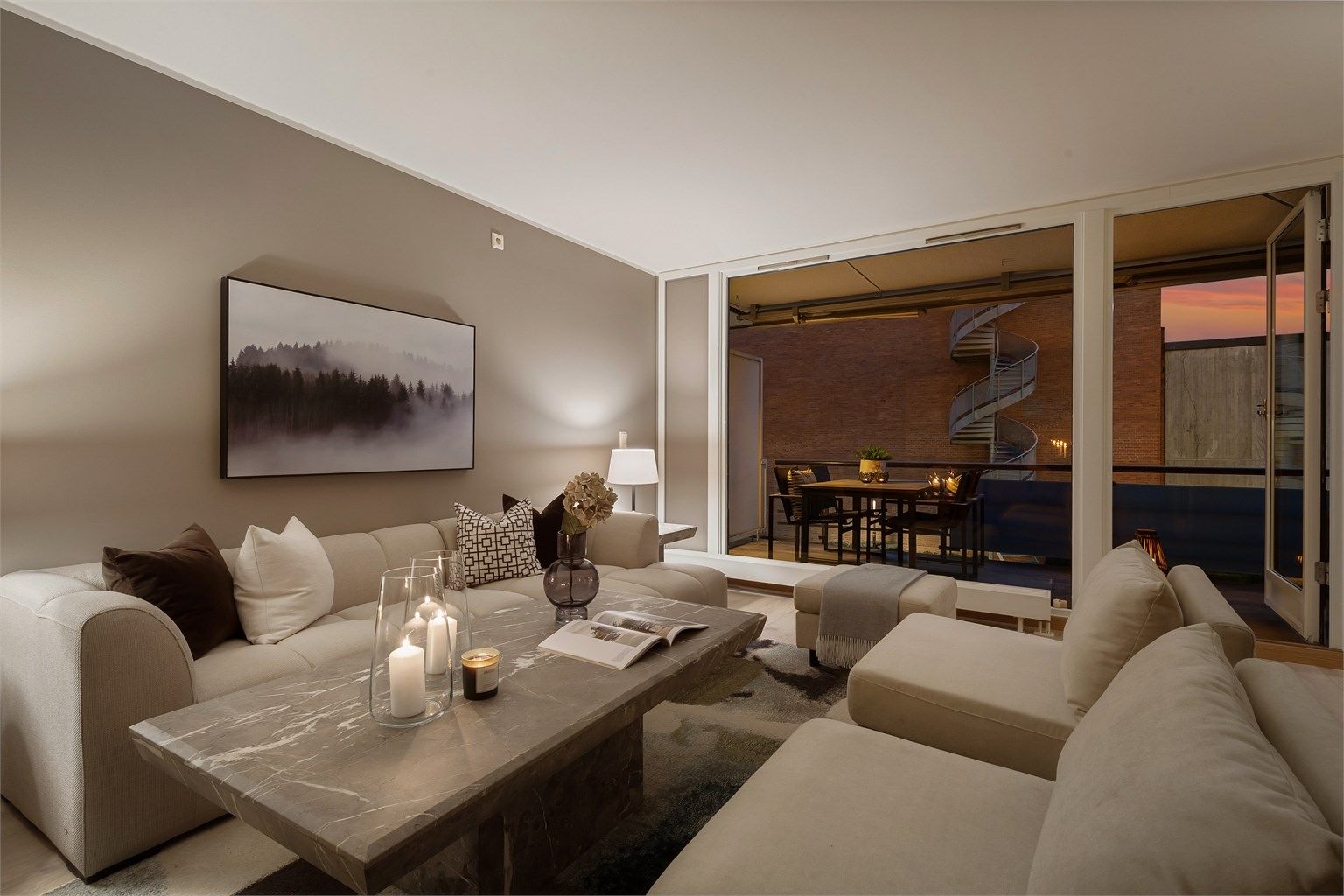 Store vindusflater slipper inn rikelig med dagslys og skaper en god atmosfære.