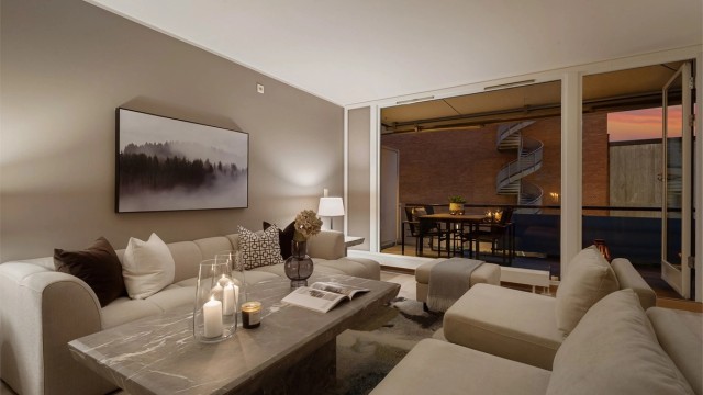 Store vindusflater slipper inn rikelig med dagslys og skaper en god atmosfære.