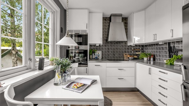 De to seksjonene fremstår på mange måter som fullverdige og separate boenheter, samtidig som det er gjort enkelte justeringer i planløsningene som legger til rette for at boligen i dag selges som én samlet eiendom.
