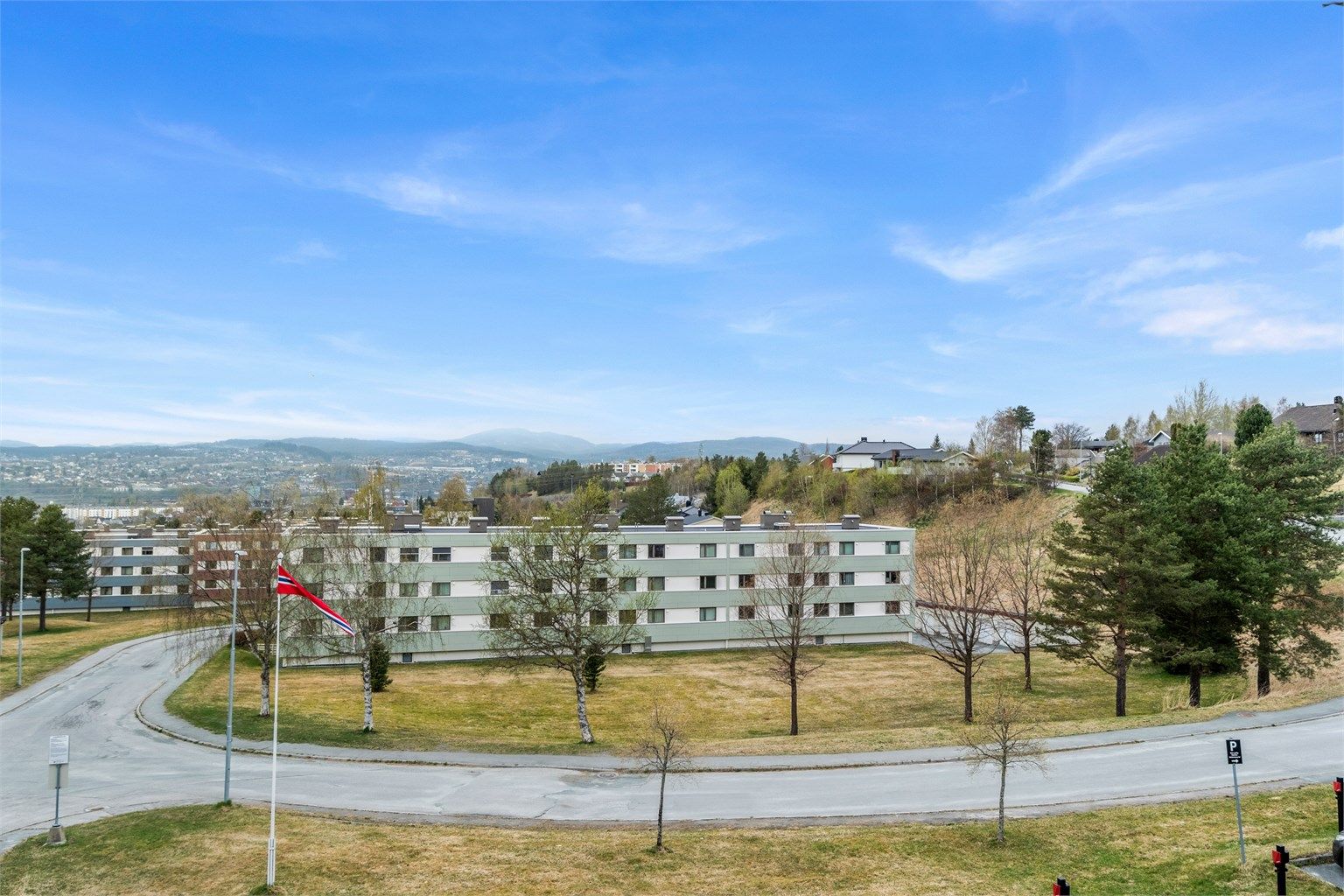 I tillegg ligger både Coop Extra Moholt og Meny Moholt innen ca. 7 minutters gange. For den aktive ligger TrenHer Moholt og 3T-Moholt innen kort gangavstand fra leiligheten. 