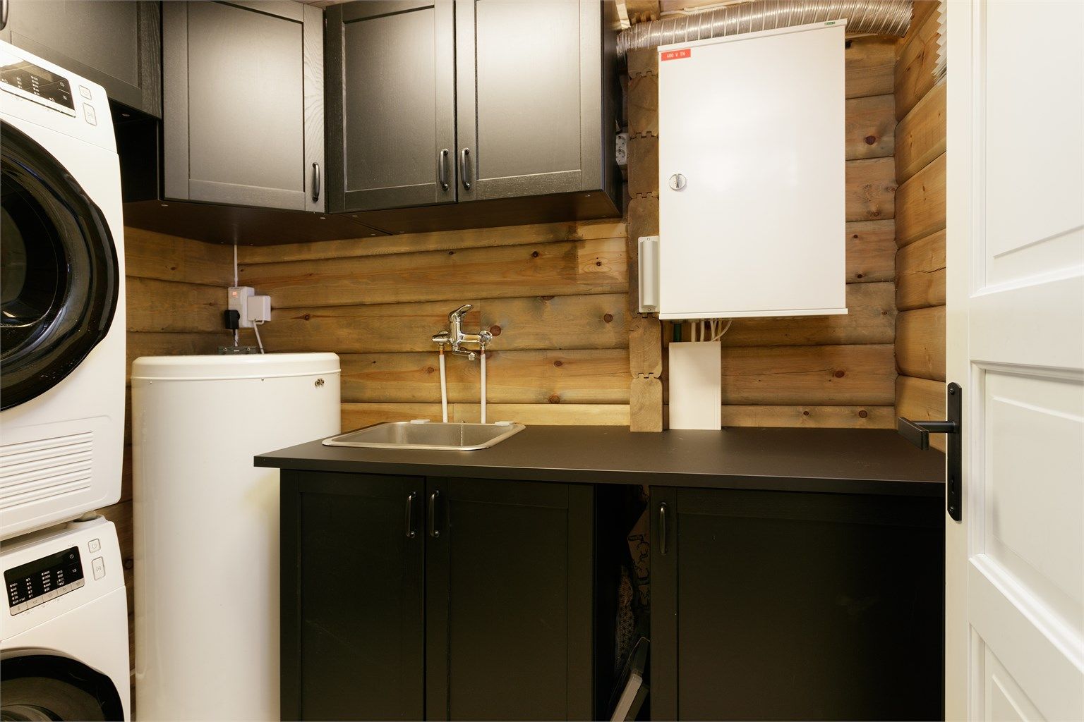 Vaskerom med innredning. Opplegg for vaskemaskin og tørketrommel