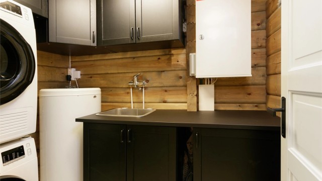 Vaskerom med innredning. Opplegg for vaskemaskin og tørketrommel