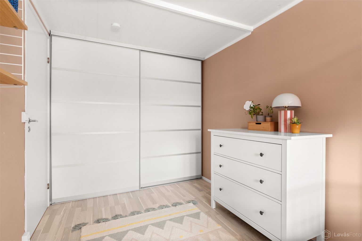 Soverom 2 med skyvedørsgarderobe