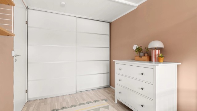 Soverom 2 med skyvedørsgarderobe