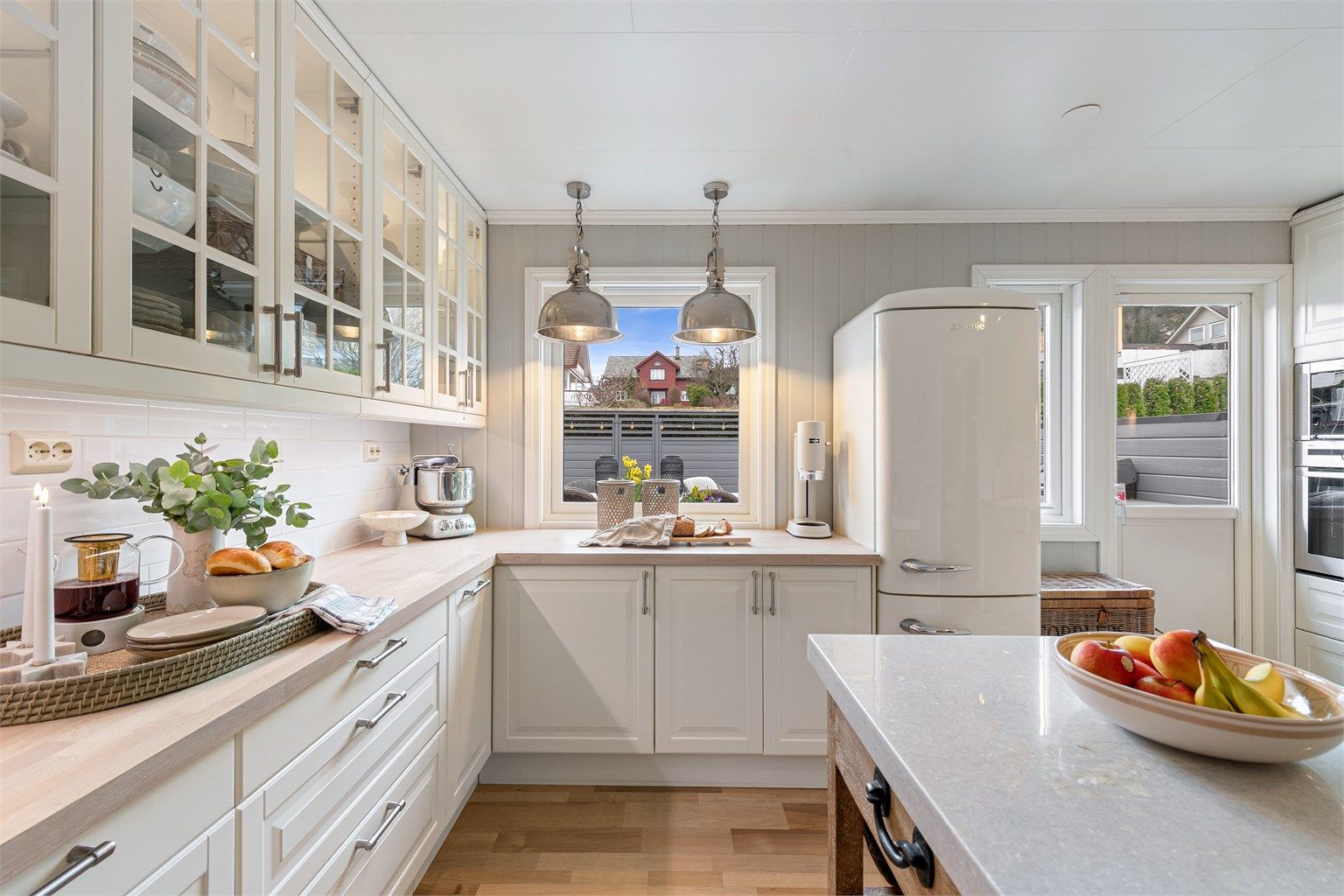 Kjøkkenet er romslig og har god plass til et spisebord for hverdagsmåltidene