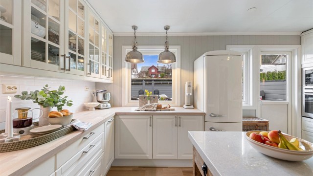 Kjøkkenet er romslig og har god plass til et spisebord for hverdagsmåltidene