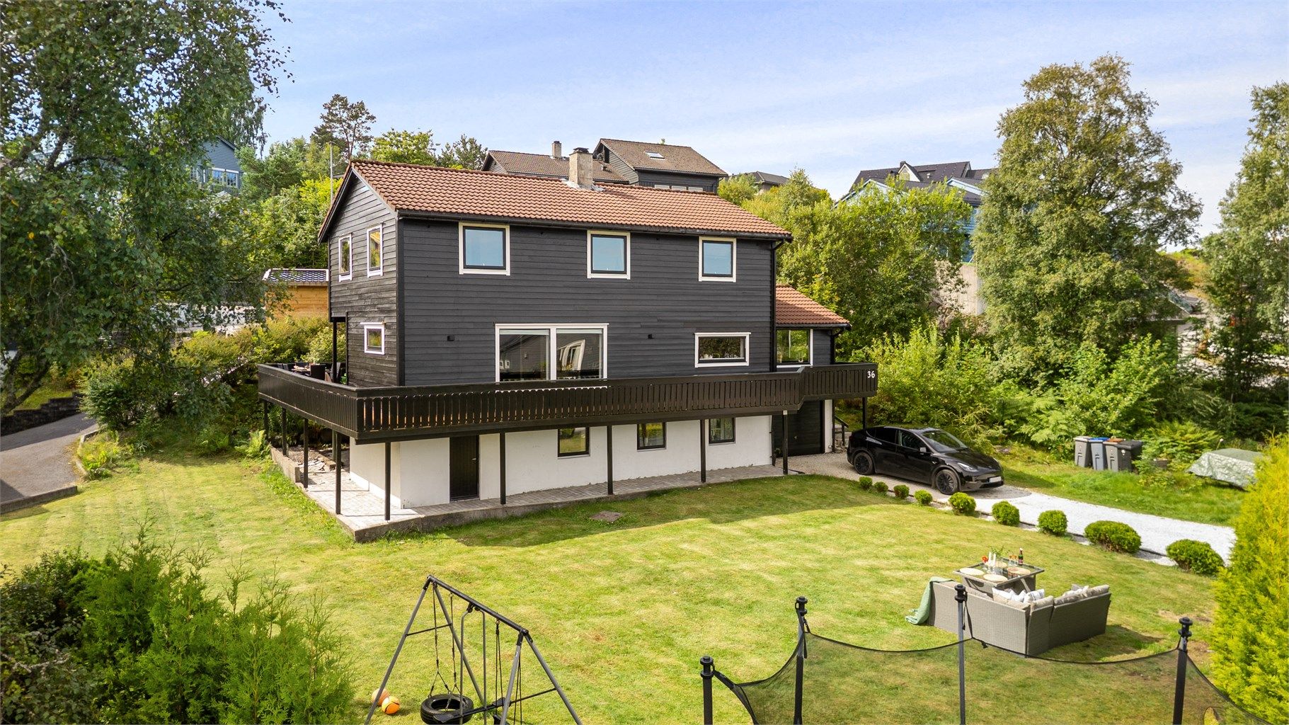 Eiendommen har en stor, opparbeidet hage og en integrert garasje med elbillader.
