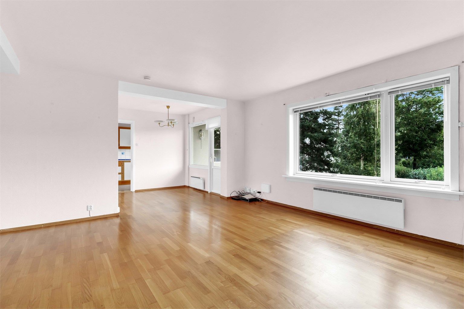 Leiligheten ligger i byggets 2. etasje og har en gjennomgående planløsning med god romfølelse og naturlig lysinnslipp.