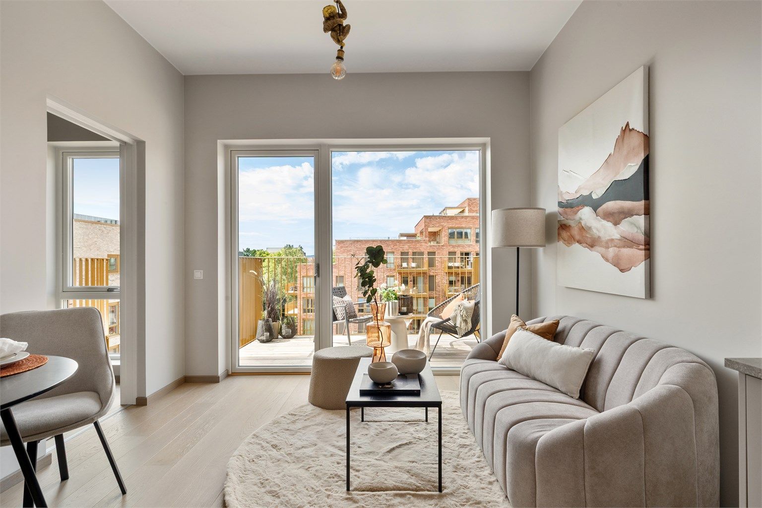 Med de store vinduene kan man også nyte utsikten fra sofaen, noe som er deilig i de kalde månedene. Gjennom de samme månedene kan man nyte den vannbårne gulvvarmen. Foto: Hanne Bruland
