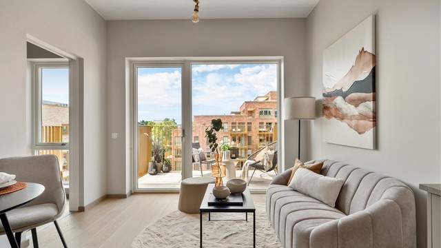 Med de store vinduene kan man også nyte utsikten fra sofaen, noe som er deilig i de kalde månedene. Gjennom de samme månedene kan man nyte den vannbårne gulvvarmen. Foto: Hanne Bruland