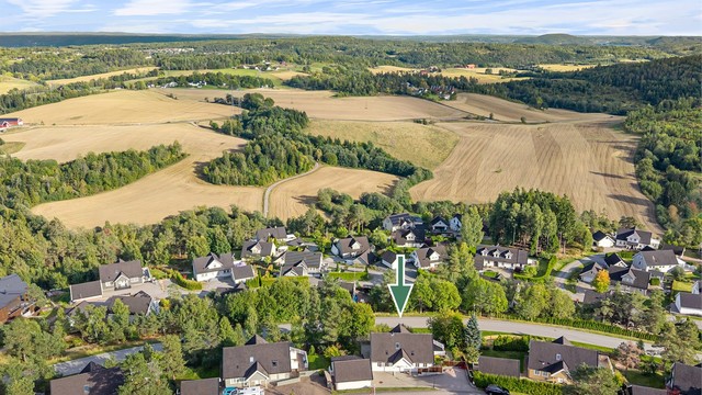 Fra eiendommen er det vid utsikt over kulturlandskapet og nærliggende åser.