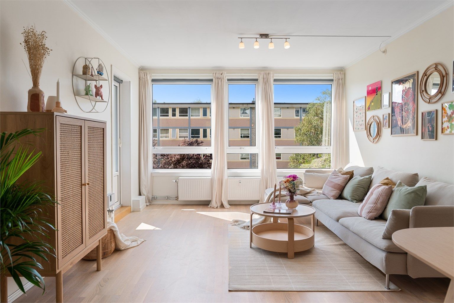 - De store vinduene gir mye naturlig lysinnslipp -