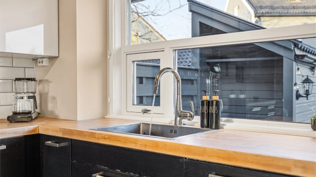 Detalj av oppvaskkum i stål og ett-greps armatur.