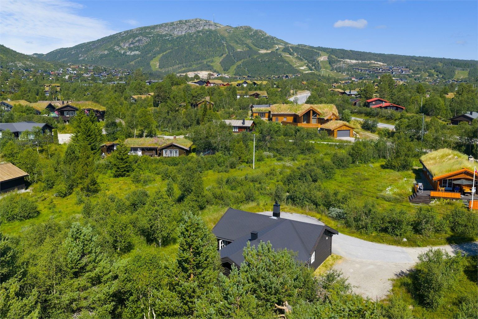 Meget sentral beliggenhet i forhold til skisenteret, offpiste og alpinbakken. 