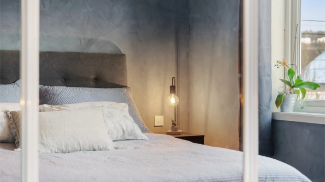Detalj fra hovedsoverommet som viser de malte overflatene.