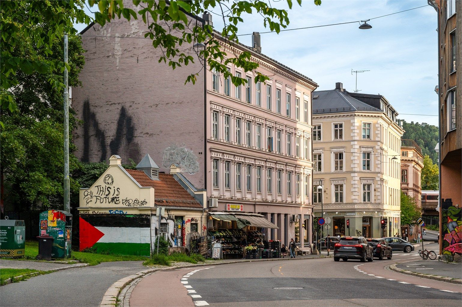 Leiligheten ligger i hjertet av Gamle Oslo, med ca. 10 minutters gangavstand til Sørenga, Barcode, Oslo S og Bussterminalen.