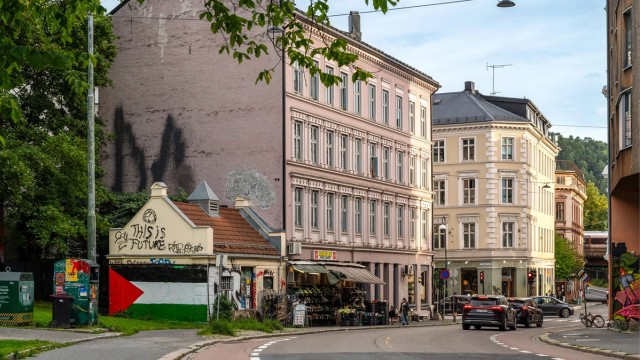 Leiligheten ligger i hjertet av Gamle Oslo, med ca. 10 minutters gangavstand til Sørenga, Barcode, Oslo S og Bussterminalen.