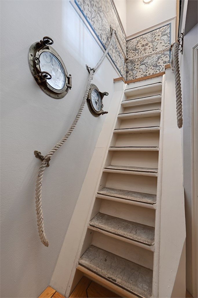 Trappen ned til kjelleren er også holdt i maritim stil.