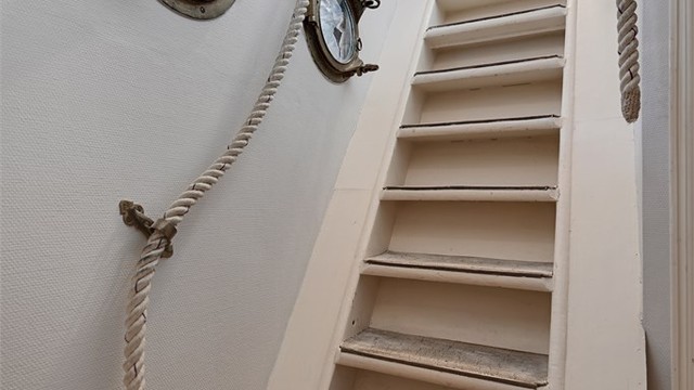 Trappen ned til kjelleren er også holdt i maritim stil.