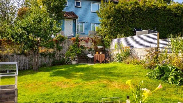 Her er det gode muligheter for å skape en privat oase med flere hyggelige uteplasser, samtidig som det er god plass til lek og aktiviteter.
