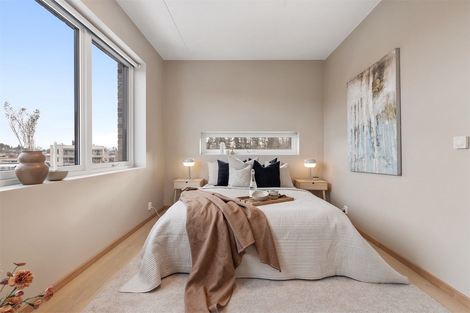 Hovedsoverommet er av god størrelse og har plass til dobbeltseng med nattbord på hver side. Hovedsoverommet har eget walk-in-closet.