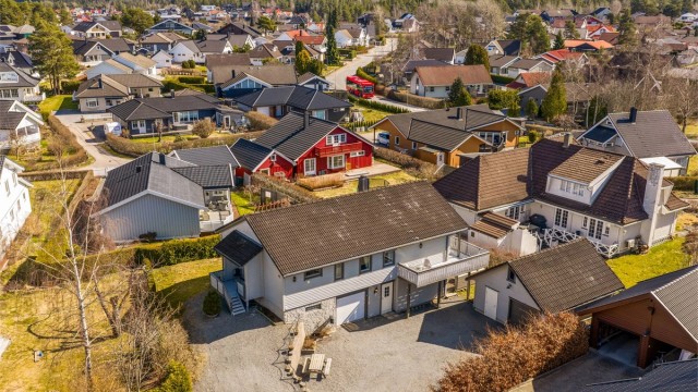 Agatveien 42 presenteres av Karl Robert Hansen i Krogsveen.
Fotograf; Kristoffer Kristiansen.