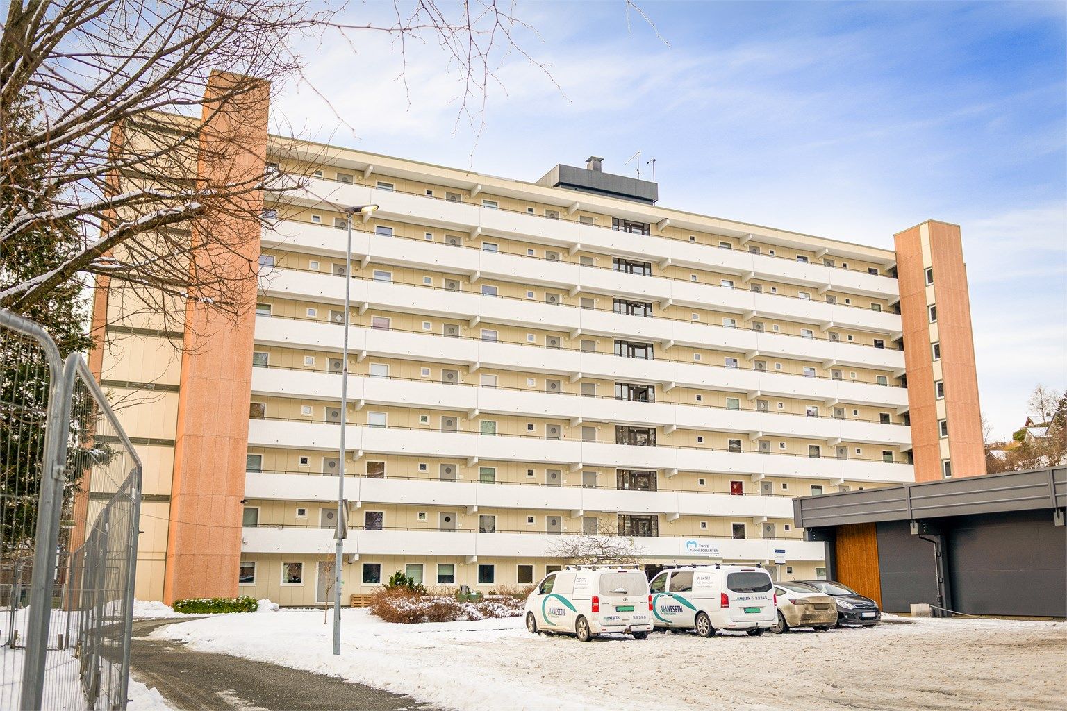 Leiligheten ligger i et sentralt område i Åsane. Fra inngangen til bygget har man dagligvarebutikk og bussholdeplass like utenfor. 