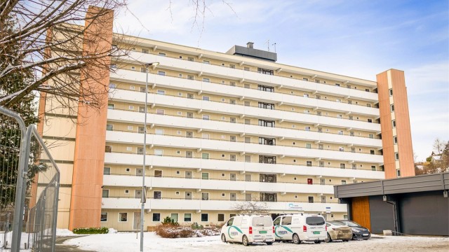 Leiligheten ligger i et sentralt område i Åsane. Fra inngangen til bygget har man dagligvarebutikk og bussholdeplass like utenfor.