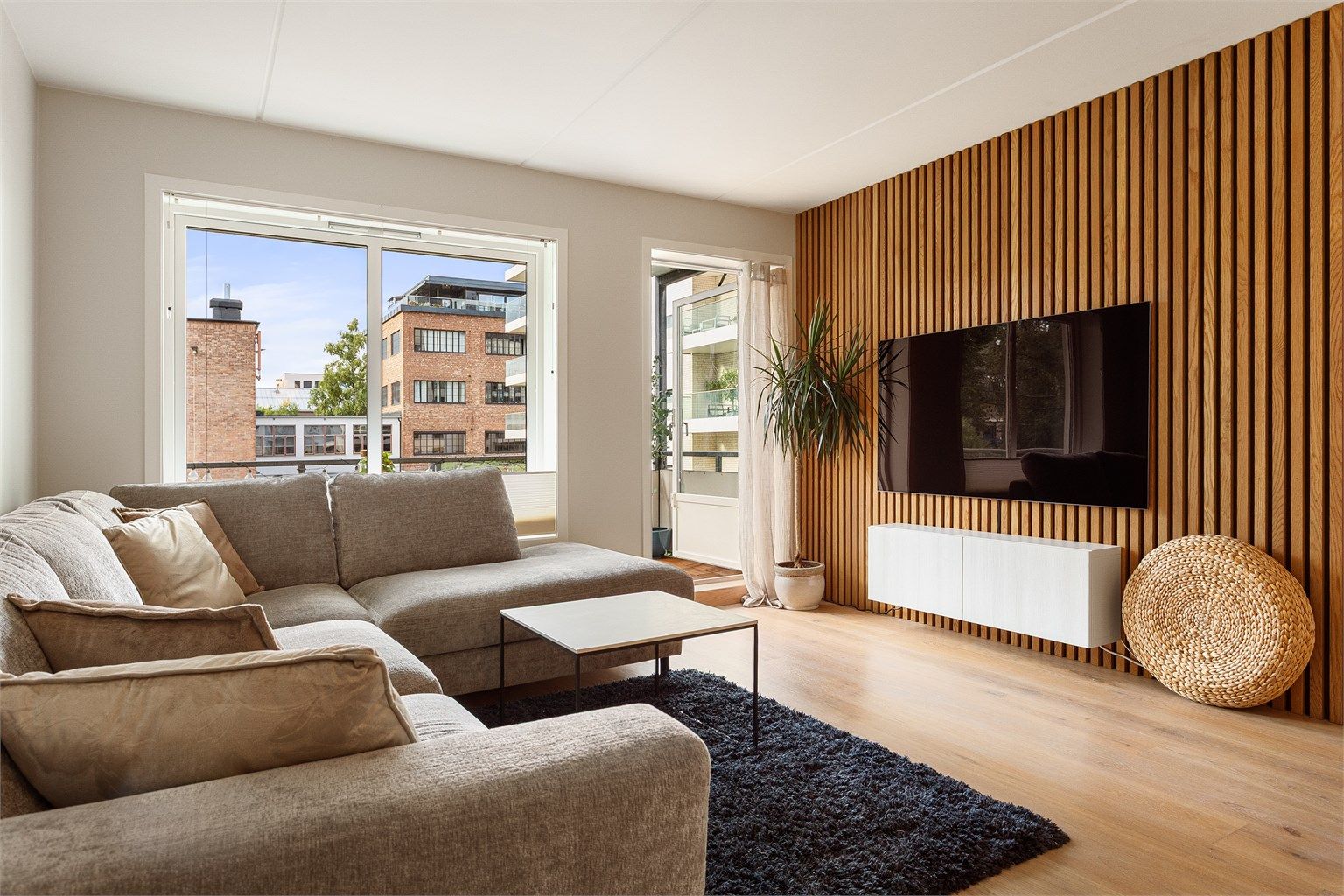 Dette er en moderne leilighet med delikate overflater og luftig atmosfære. 