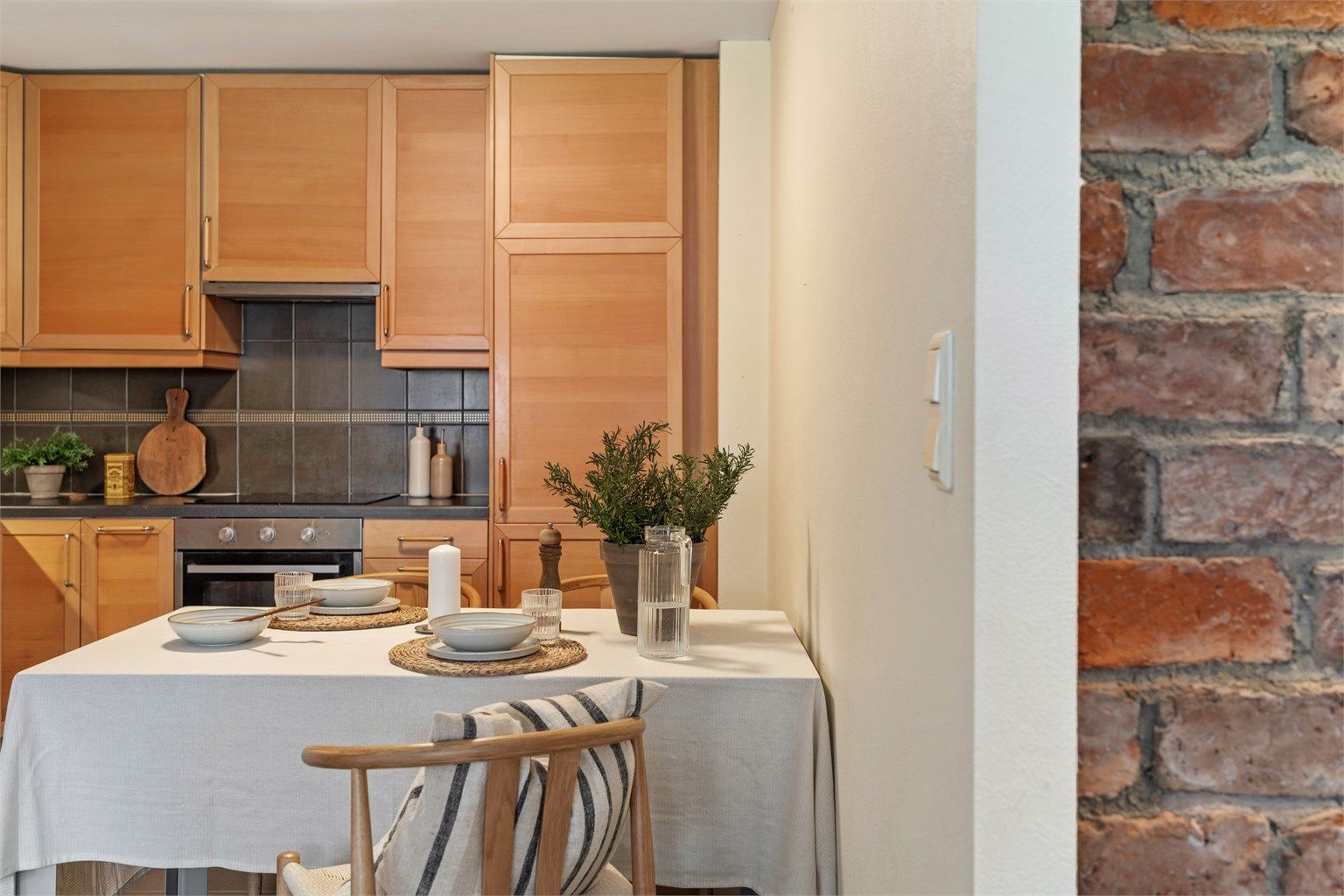 Kjøkkenet i underetasjen har innredning fra 2005 med glatte fronter og laminert benkeplate.