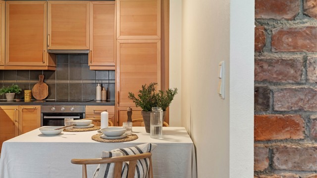 Kjøkkenet i underetasjen har innredning fra 2005 med glatte fronter og laminert benkeplate.