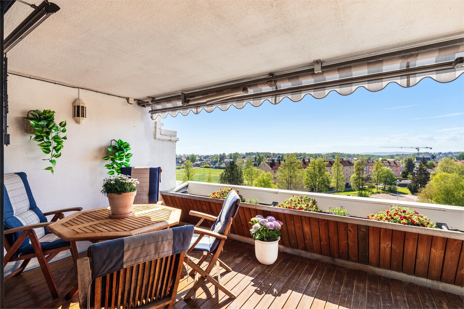 Herlig terrasse som er delvis overbygget. Flott utsikt og meget gode solforhold