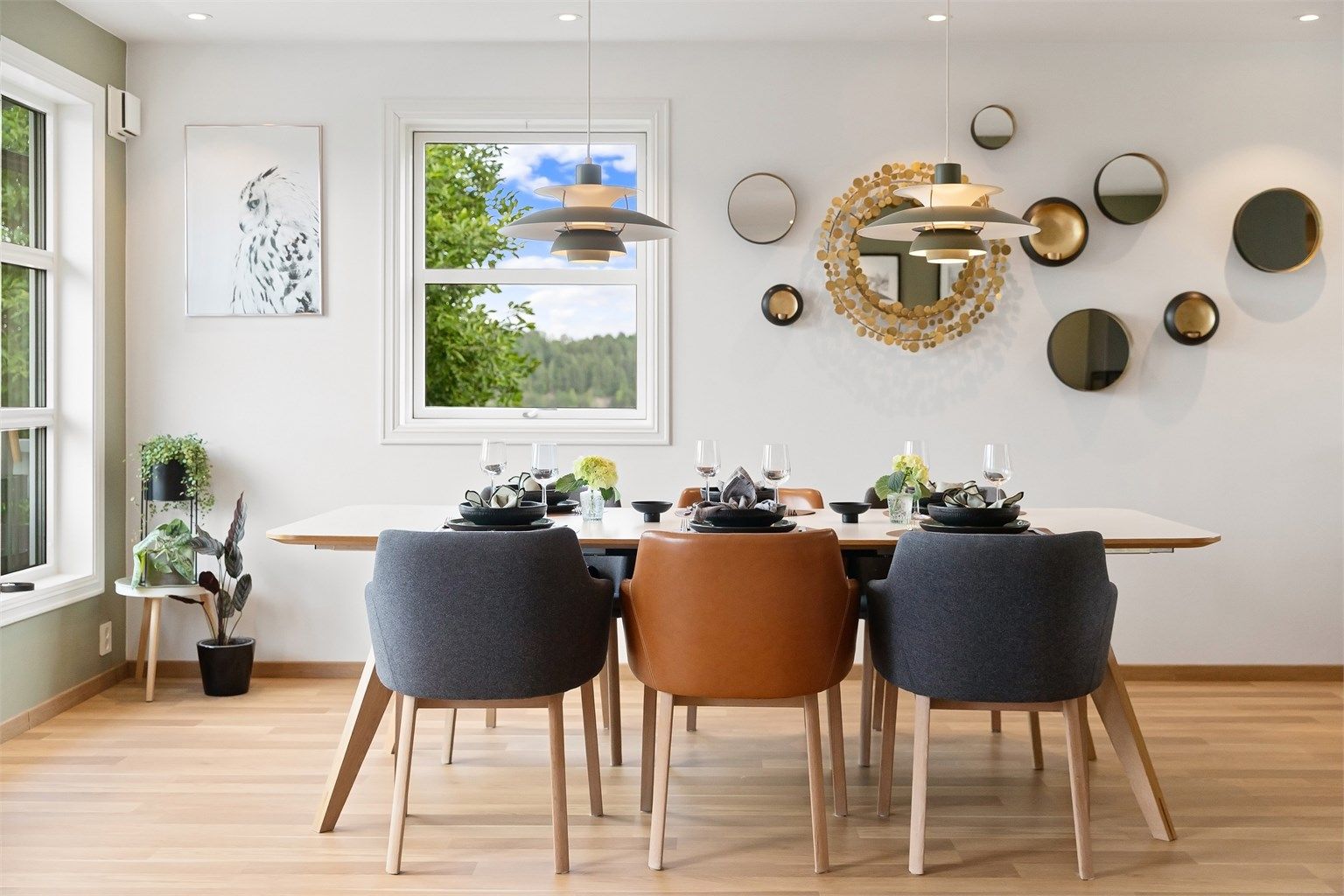 Spisestuen har god plass til et langbord for større selskaper.
