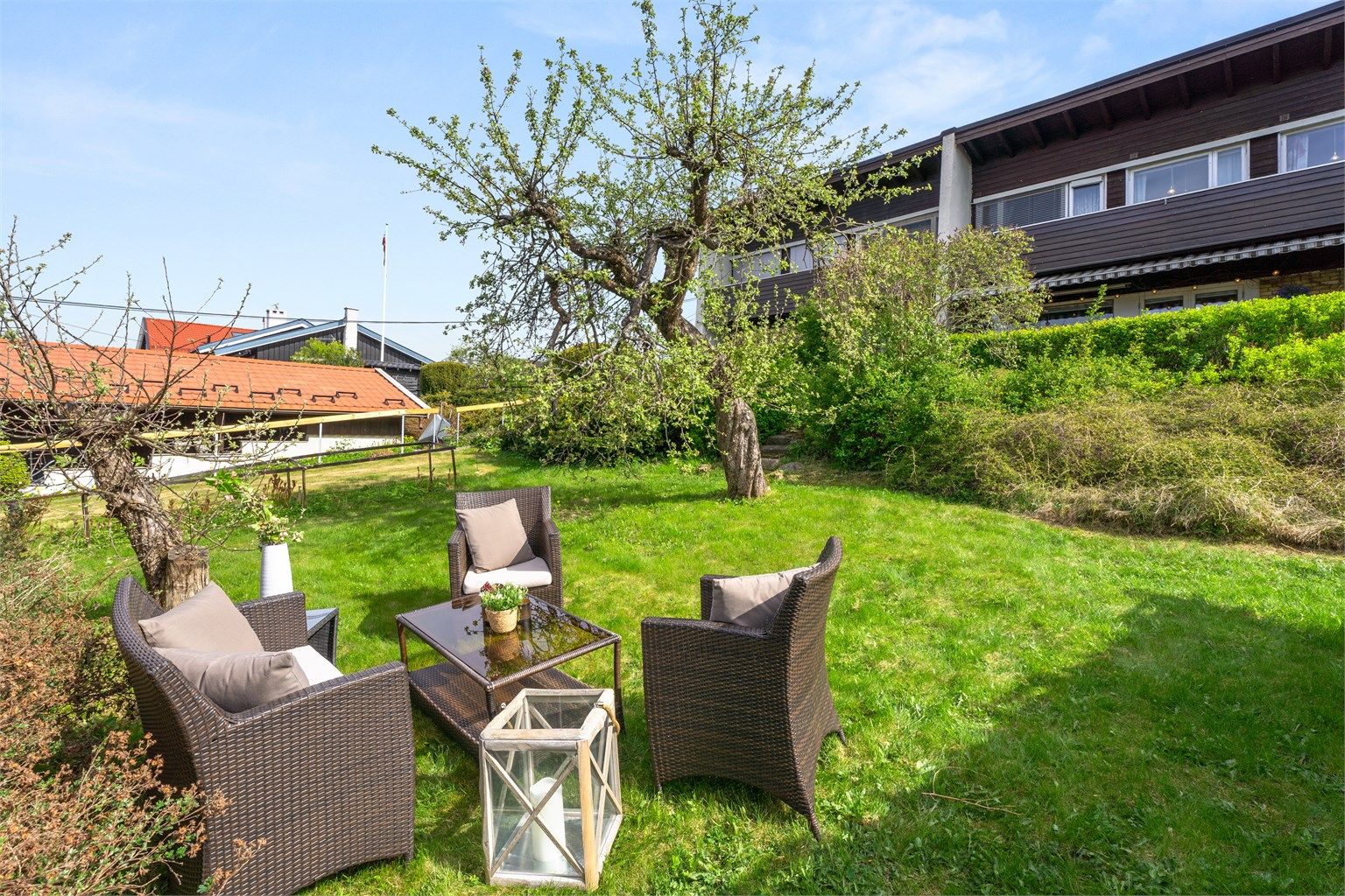 Dette er en pen halvpart av en vertikaldelt tomannsbolig med garasje, balkong og plattinger.