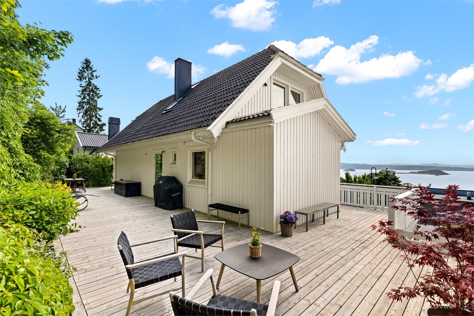 Stor terrasse med flere solrike soner med utsikt