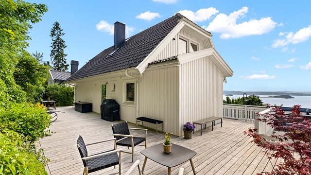 Stor terrasse med flere solrike soner med utsikt