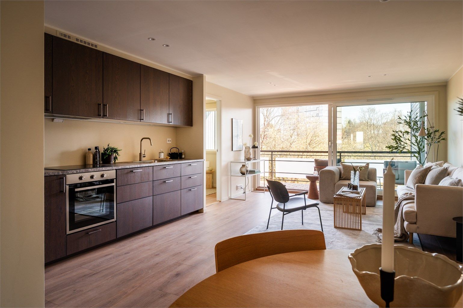 Gjennomgående nye overflater skaper et helhetlig og moderne inntrykk.