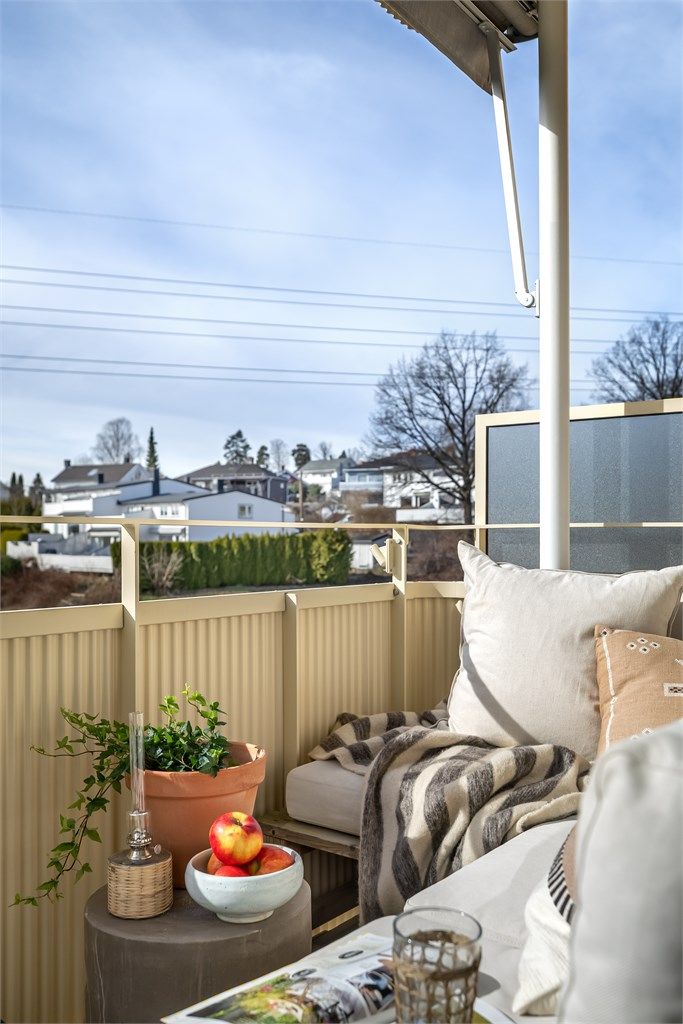  I følge selger er solen på balkongen fra ca. kl. 12.00 og 21.30 på sommerstid