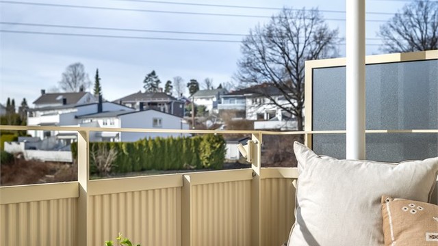 I følge selger er solen på balkongen fra ca. kl. 12.00 og 21.30 på sommerstid