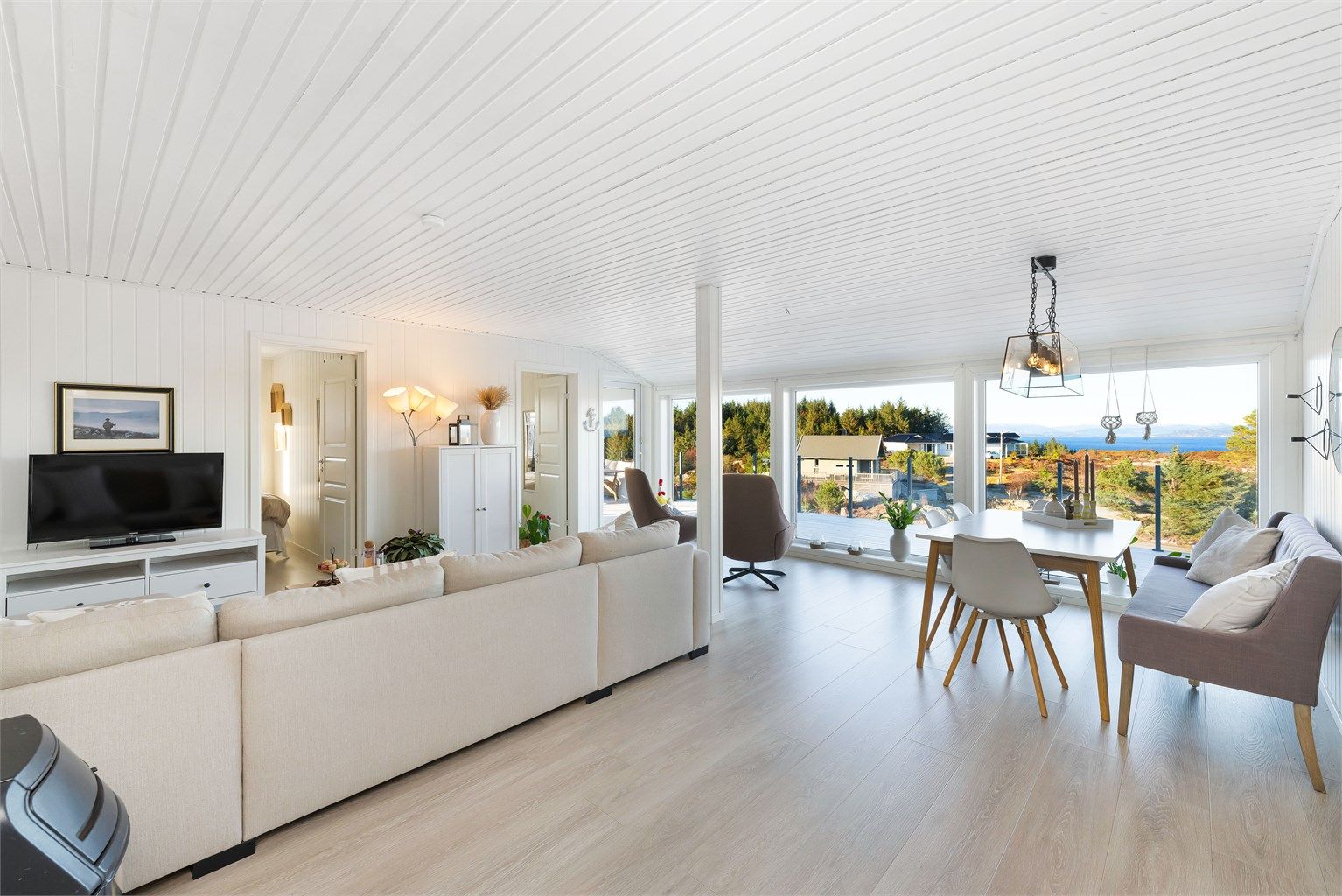 Stuen fremstår som lys og meget tiltalende med store vindusflater. Dette gir rikelig med naturlig lys og en luftig følelse