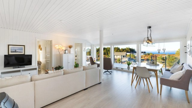 Stuen fremstår som lys og meget tiltalende med store vindusflater. Dette gir rikelig med naturlig lys og en luftig følelse