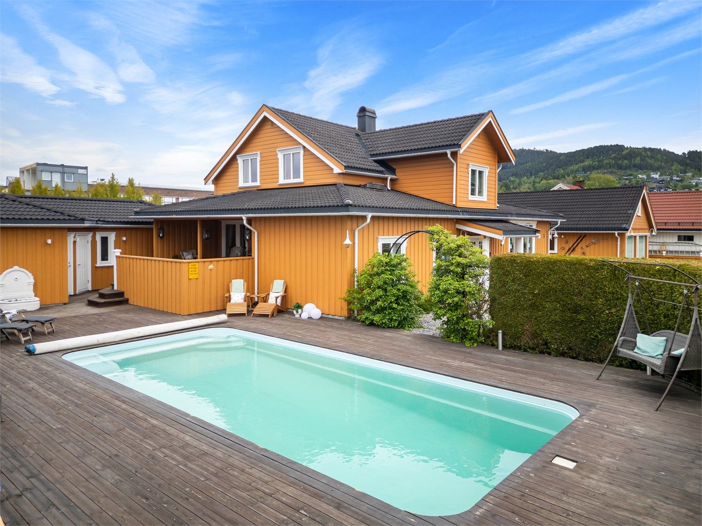 Flott basseng med platting rundt hele bassenget god plass til solsenger