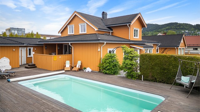 Flott basseng med platting rundt hele bassenget god plass til solsenger