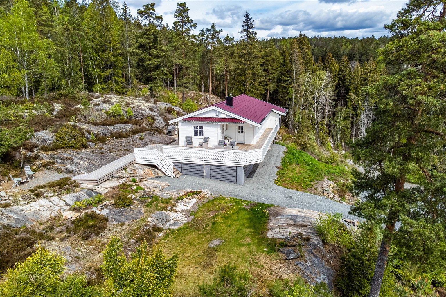 Yttertaket ble lagt om i 2014, gulvet på terrassen ble skiftet ut i 2023.