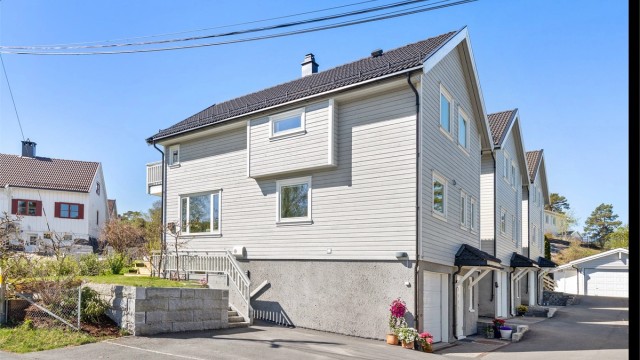 Huset er oppført TEK10 og dens krav til byggeteknikk, isolasjon, innemiljø osv. Det er lagt vannbåren gulvvarme i hele underetasjen og i hele 1. etasje som er oppvarmet med luft-til-vann-varmepumpe. Dette gir en energieffektiv og fremtidsrettet oppvarming